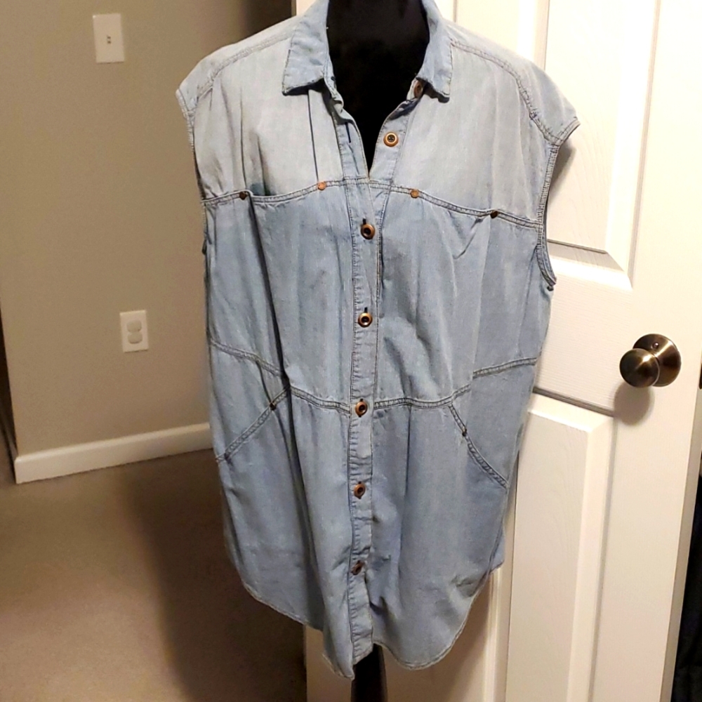Sleeveless Railroad Button-down
